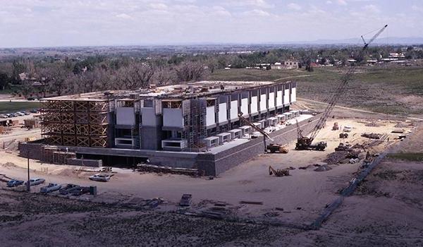 新建图书馆大楼，1971年(1973年命名为米切纳图书馆)