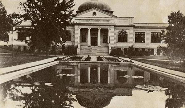 校园第一座图书馆建筑，大约在1911年(后来更名为卡特大厅)