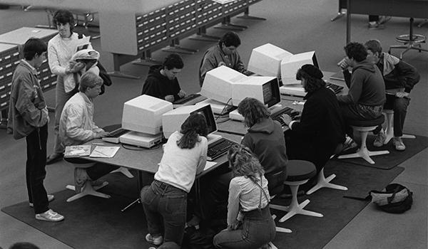 学生在米切纳图书馆参考区使用第一个计算机目录