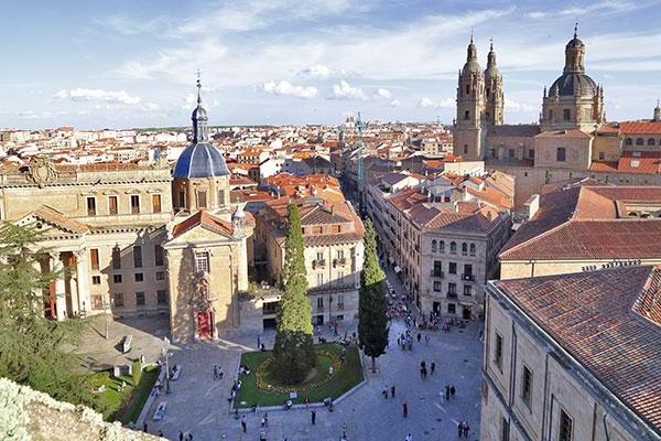 Salamanca draws undergraduate 和 graduate students from across 西班牙 和 the world; it is the top-ranked university in 西班牙 based on the number of students coming from other regions. It is also known for its Spanish courses for non-native speakers, which attracts thous和s of international students, generating a diverse environment.