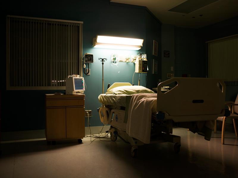 昏暗的病房，床上亮着灯